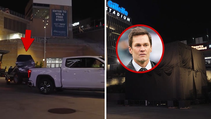 ef2d3159da464755aaee0685e91375fd_md 080725_tom_brady_statue_kal