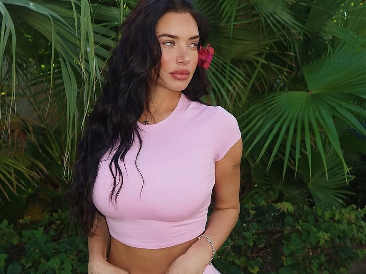 efee3f7a4c564b25aab0c24922944cf3_md 0130-Stassie-Karanikolaou-Turks-And-Caicos-Vacay-Sub2