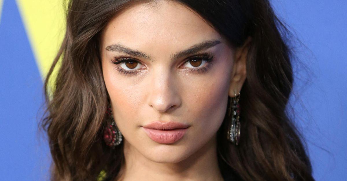 emily-ratajkowski-unisex-fashion-mission-topless-blazer-corporate-sleaze-1738356744772 Photo of Emily Ratajkowski