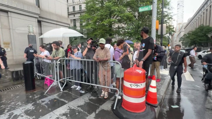f009409589264ee4865560b7f34d5ee8_md-1 070125_diddy_verdict_crowds_kal