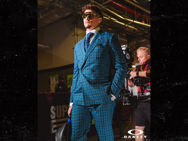 f09f9a763c0c4d57a1cb57e7d087d406_md Patrick Mahomes Arrives to Super Bowl LIX in Eagles Colors