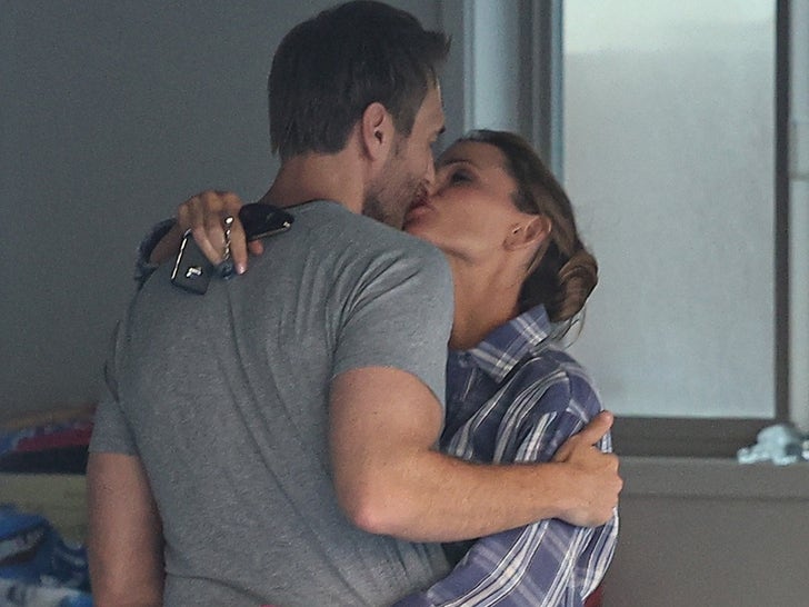f0bb9e7d2ff84e33bca4e0bdfa13f3ca_md Jennifer Garner Shares Sweet Kiss And Hug With Boyfriend John Miller