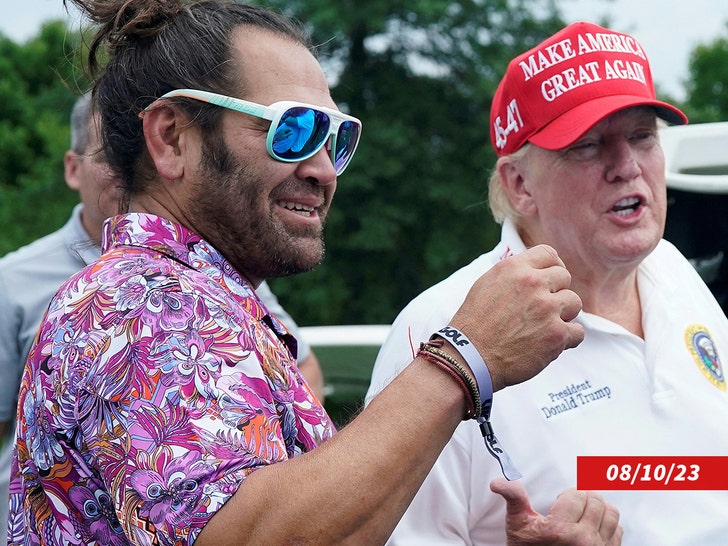 f15c8a1f83624b2dbc44e0e94ad5351a_md Johnny Damon donald trump golfing