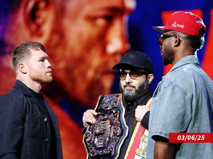 f254ff8ae72f41b882433c8e47ef8de1_md canelo alvarez and William scull