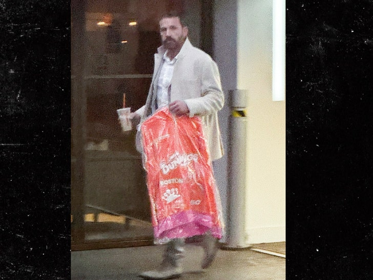 f2ba3c7d25c144129d6c1c42e53b293c_md Ben Affleck seen with a Dunkin’ “DunKings” tracksuit