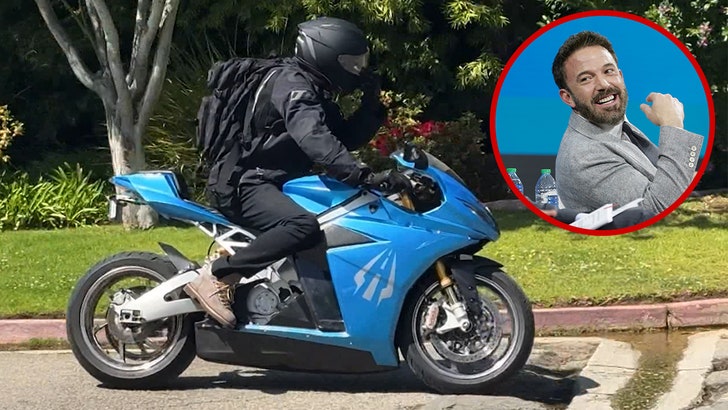 f4a5c2868fe7472aa86339becbce3e8c_md 032825_ben_affleck_biking_kal