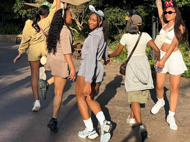 0604-Normani-Freinds-Disneyland-SUB