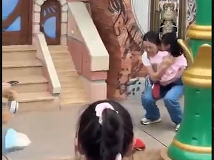 060325_disney_fight_china_mom_crying