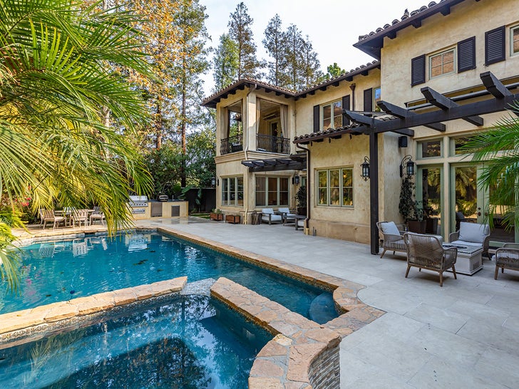 f5c55bdf67bf4a96b7181f59c07db9f2_md 0213-britney-spears-former-beverly-hills-home-photos-primary-3