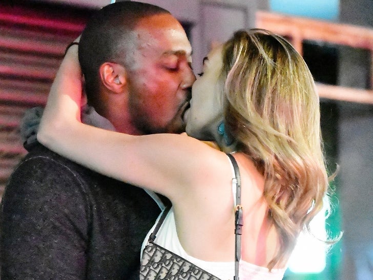 f5f8eef67f2c430db0d9c7dd795e6020_md 'Captain America' Star Anthony Mackie Kisses Mystery Woman In London
