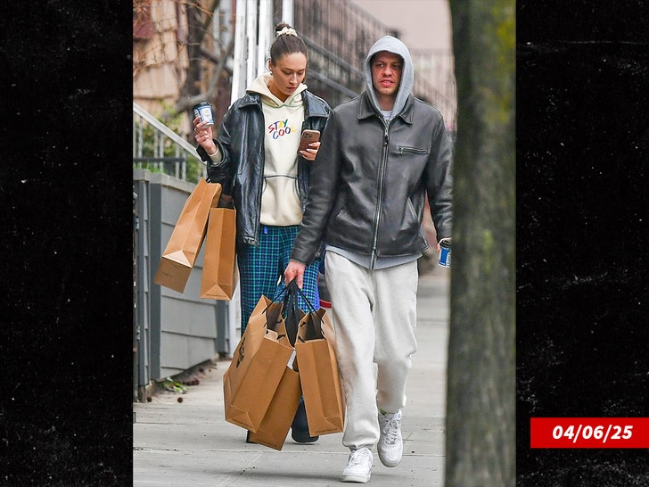 Pete Davidson and Elsie Hewitt shopping the image direct 1