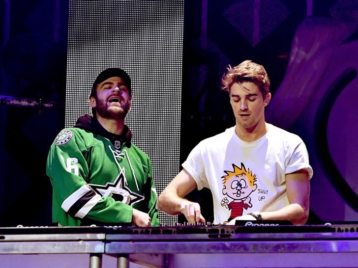 f705f66a7a0a53d2a5730d4aba6d0d3e_md The Chainsmokers Performance Photos