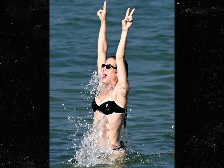 0822-Katy-Perry-Flaunts-Bikini-Body-in-Miami-After-Orlando-Bloom-Split-PRIMARY-2