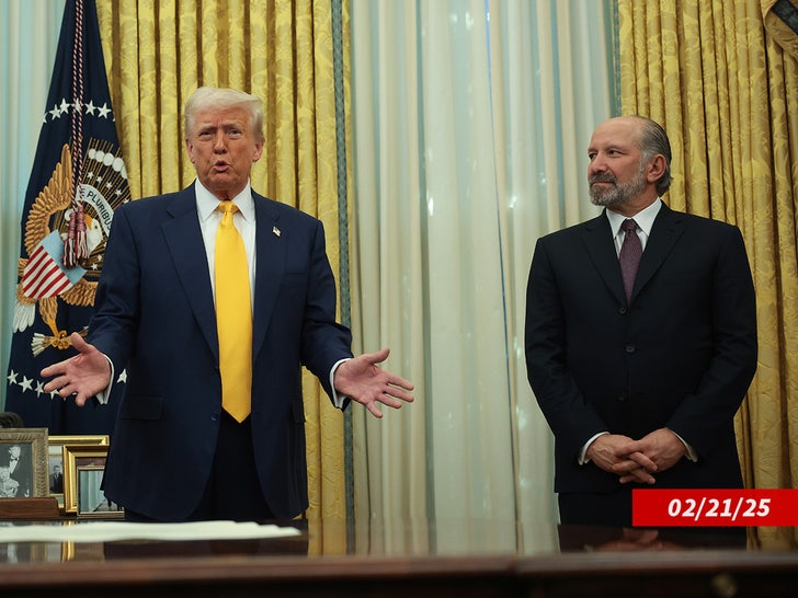 f8e5d85ba38c4aeea7cd4a4c4fcfb5be_md donald trump howard lutnick sub getty swipe