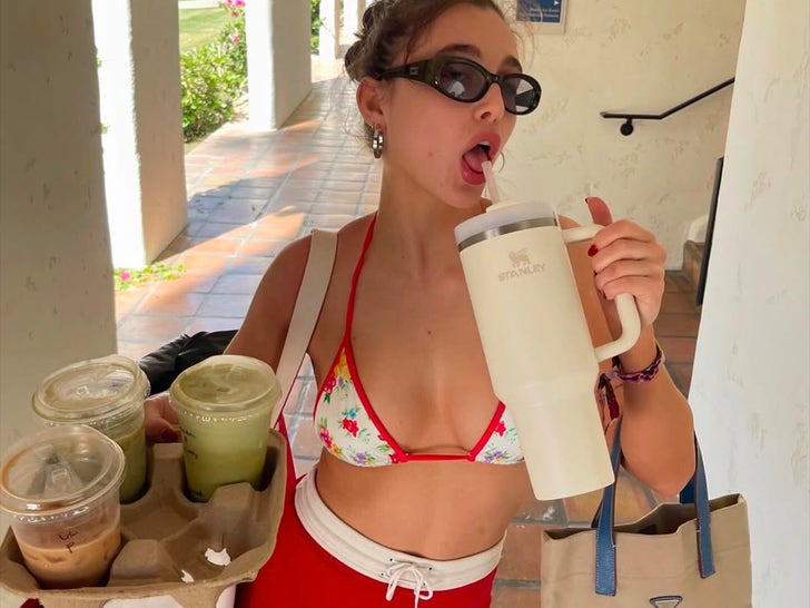 f91cd2c93db146d7b3ab700113290989_md Emma Chamberlain Hot Shots