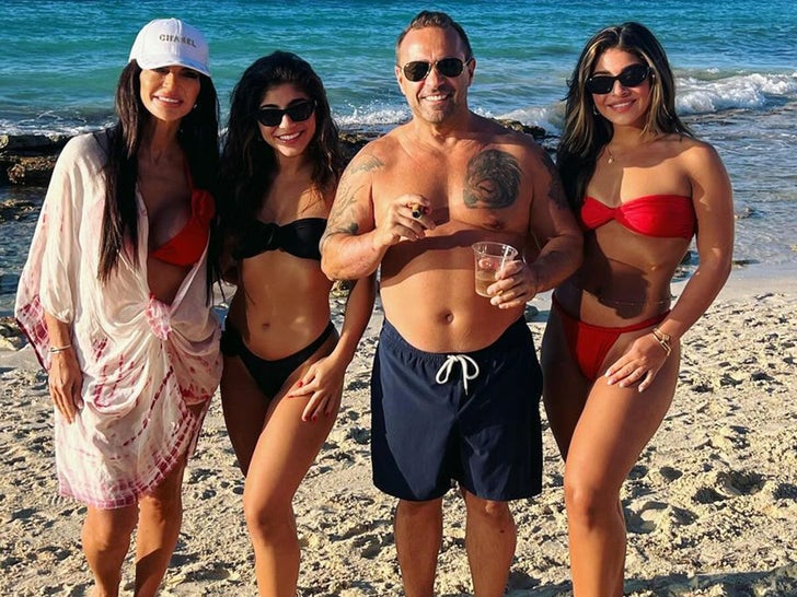 fb6dd28ee2c3483da729bdf0a7bc5d2b_md-1 Teresa and Joe Giudice's Family Photos