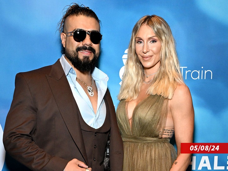 fd0680a919d64e87b449426d4101ff33_md Charlotte Flair Andrade