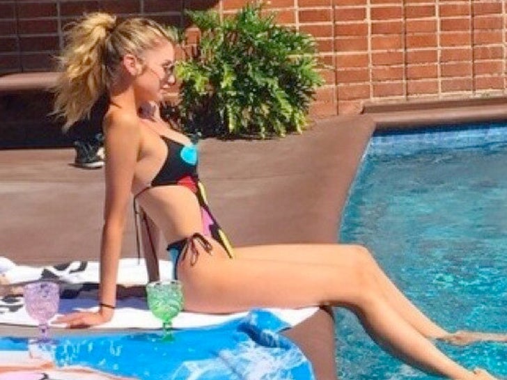 fd8509320b17497084b268d456769137_md Stella Maxwell's Sexy Snapshots