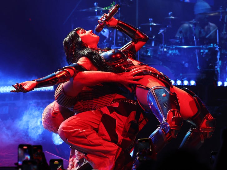 0425-Katy-Perry-performs-onstage-during-the-Katy-Perry-The-Lifetimes-Tour-2025-at-CDMX-Arena-In-Mexico-City-2