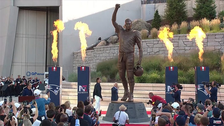 fee71c2e929c4820affa5c759c91c815_md 080825_tom_brady_statue_kal