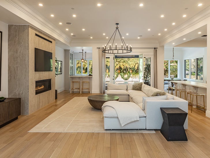 ff167d13dc9945628c9cbd87627cc0ca_md 0213-britney-spears-former-beverly-hills-home-photos-primary