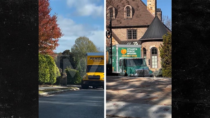 ff92bc2482384388b8ae33da82bb37a9_md 112624-kim-zolciak-moving-trucks-kal