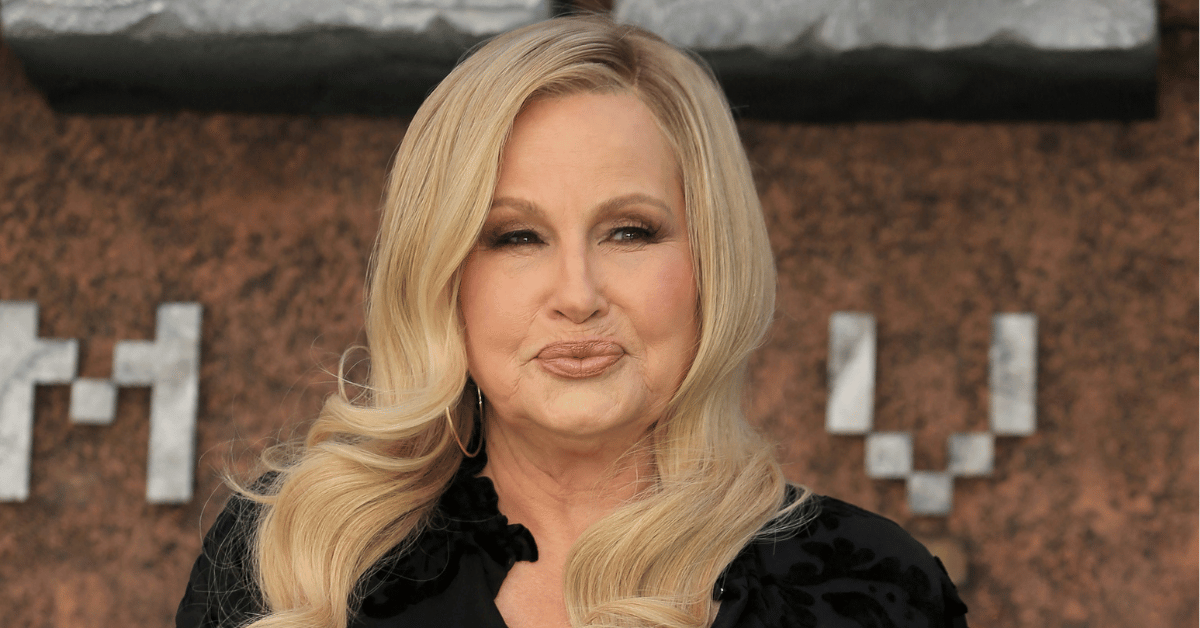 jennifer-coolidge-emmys-presentation-slammed-boring-1-1757902308071 Photo of Jennifer Coolidge