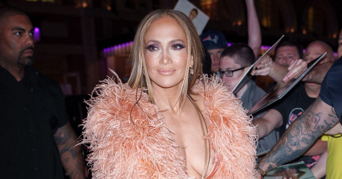 jennifer-lopez-flop-boobs-plastic-surgery-adjustment-1-1749468212644 Photo of Jennifer Lopez