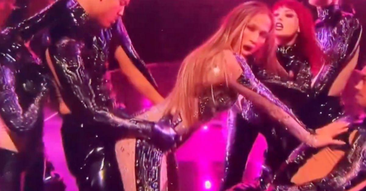 jlo-amas-kiss-4-1748364083138 jlo amas kiss