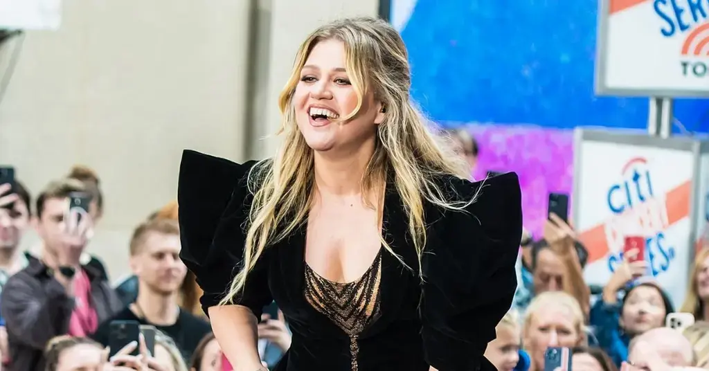 kelly-clarkson-career-dead-talk-show-vegas-residency-showbiz-comeback-5-1751813453784 Photo of Kelly Clarkson