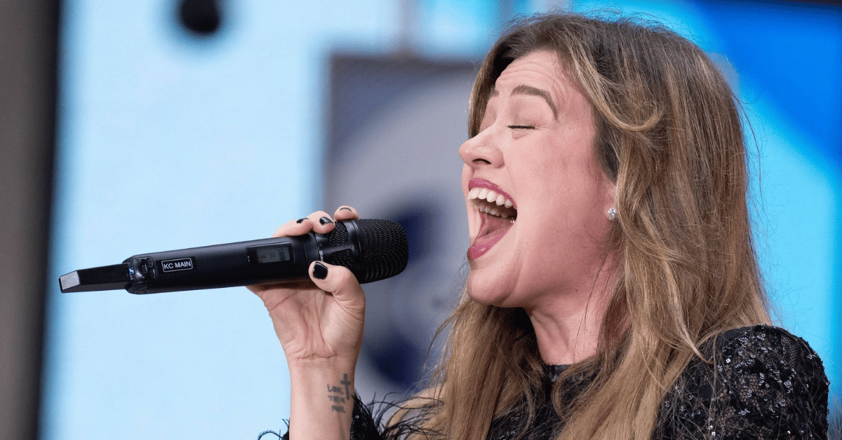 kelly-clarkson-returns-to-the-voice-after-ex-husbands-death-at-age-48-1755693630247 Photo of Kelly Clarkson