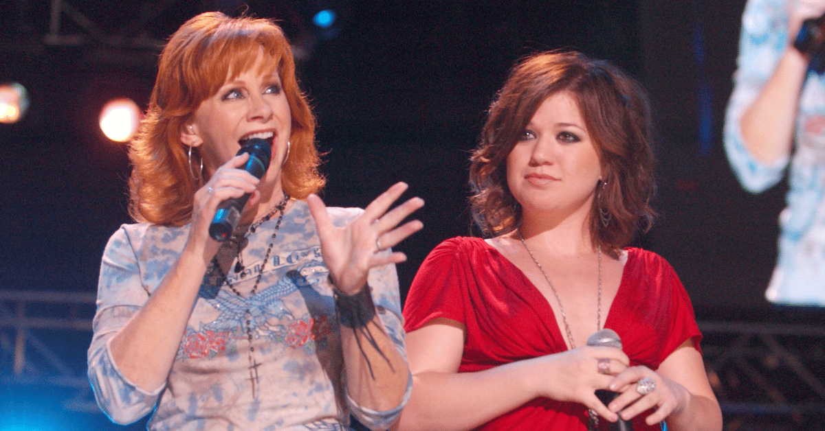 kelly-clarkson-returns-to-the-voice-after-ex-husbands-death-at-age-48-4-1755694764342 Photo of Reba McEntire and Kelly Clarkson