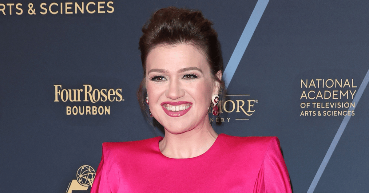 kelly-clarkson-returns-to-the-voice-after-ex-husbands-death-at-age-48-5-1755695966055 Photo of Kelly Clarkson