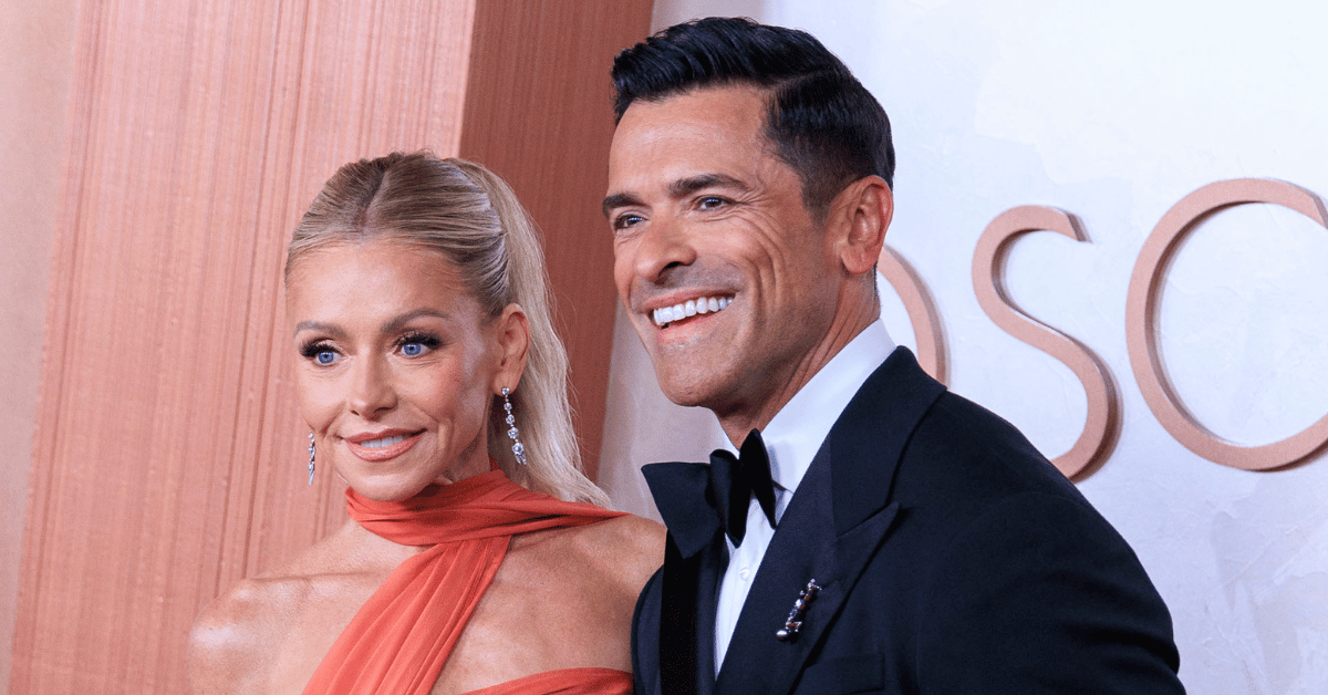 kelly-ripa-and-mark-consuelos-argue-over-airport-divorce-on-live-tv-1761230988159 Photo of Kelly Ripa and Mark Consuelos