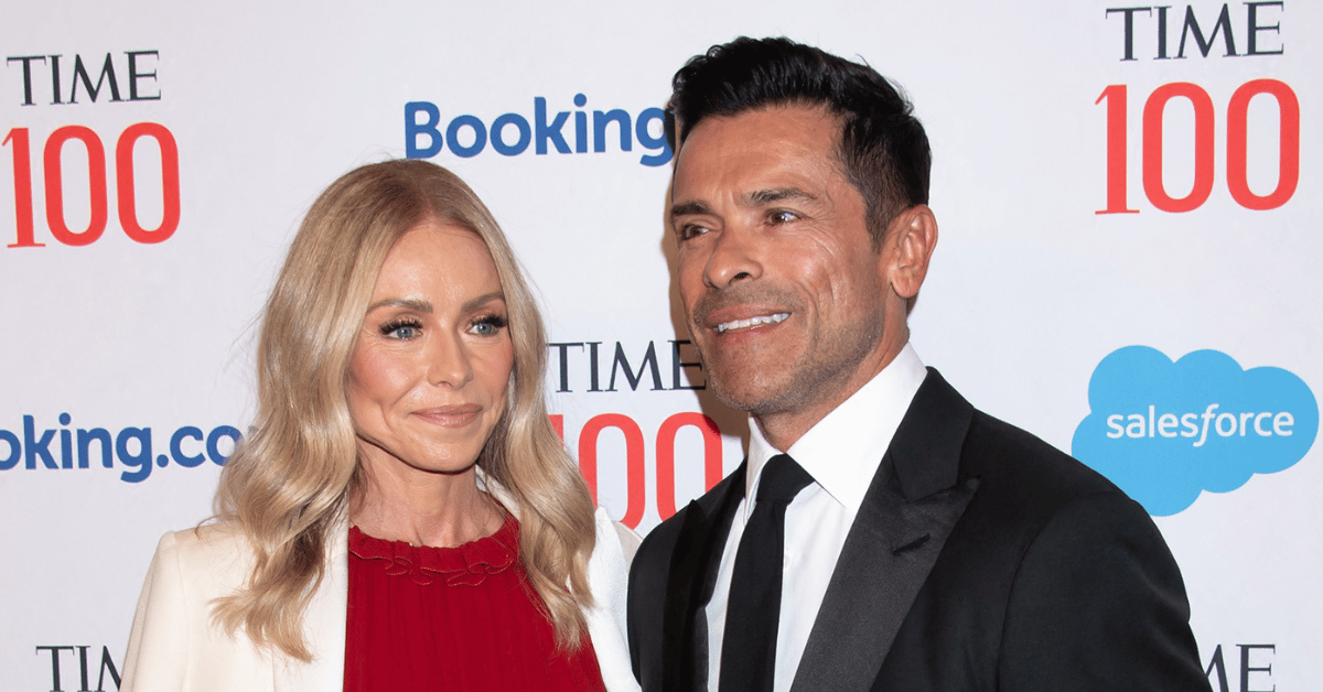 kelly-ripa-and-mark-consuelos-argue-over-airport-divorce-on-live-tv-2-1761231053111 Photo of Kelly Ripa and Mark Consuelos