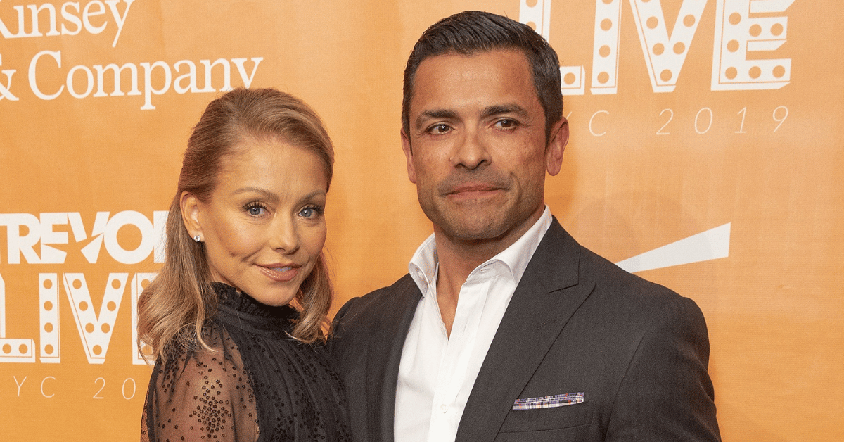 kelly-ripa-and-mark-consuelos-argue-over-airport-divorce-on-live-tv-5-1761230934090 Photo of Kelly Ripa and Mark Consuelos