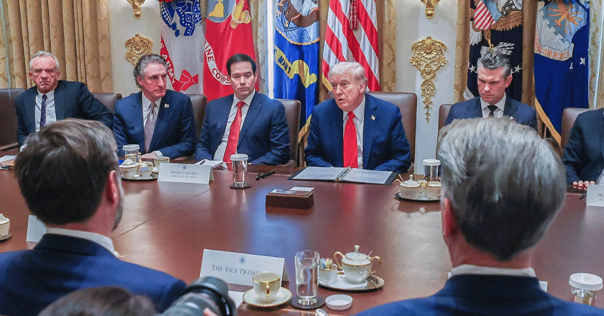 martin-sheen-rages-donald-trump-start-acting-like-a-human-2-1760387733935 Photo of Donald Trump cabinet meeting