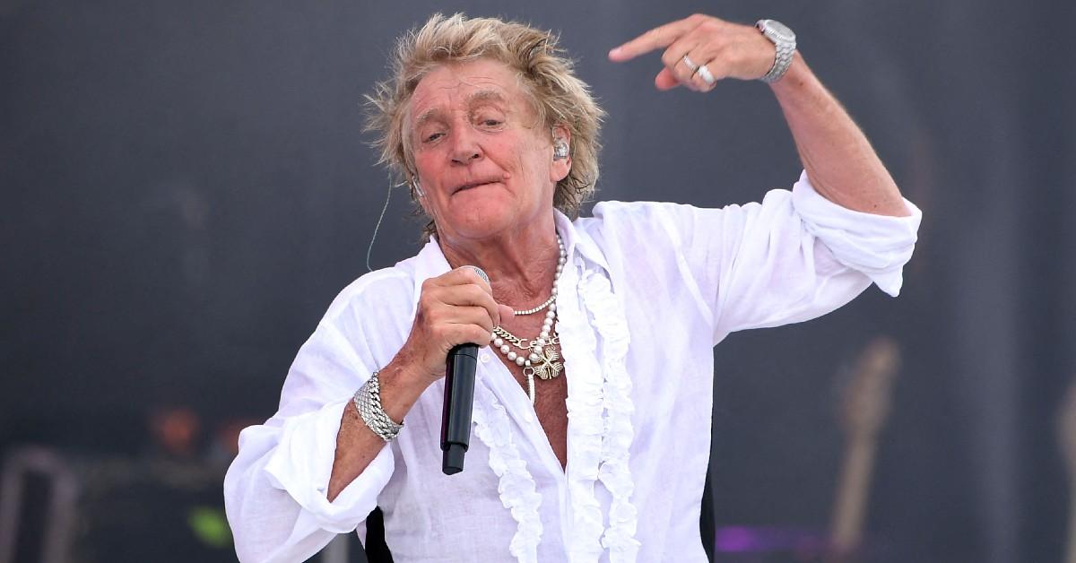 rod-stewart-on-stage-at-glastonbury-including-desperate-voice-box-treatment-and-booze-1-1754671847681 Photo of Rod Stewart
