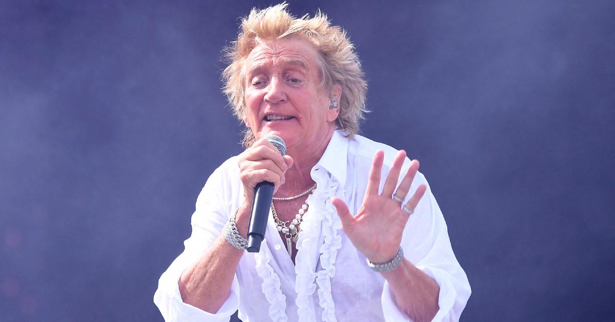 rod-stewart-on-stage-at-glastonbury-including-desperate-voice-box-treatment-and-booze-pp-1754671875824 Photo of Rod Stewart