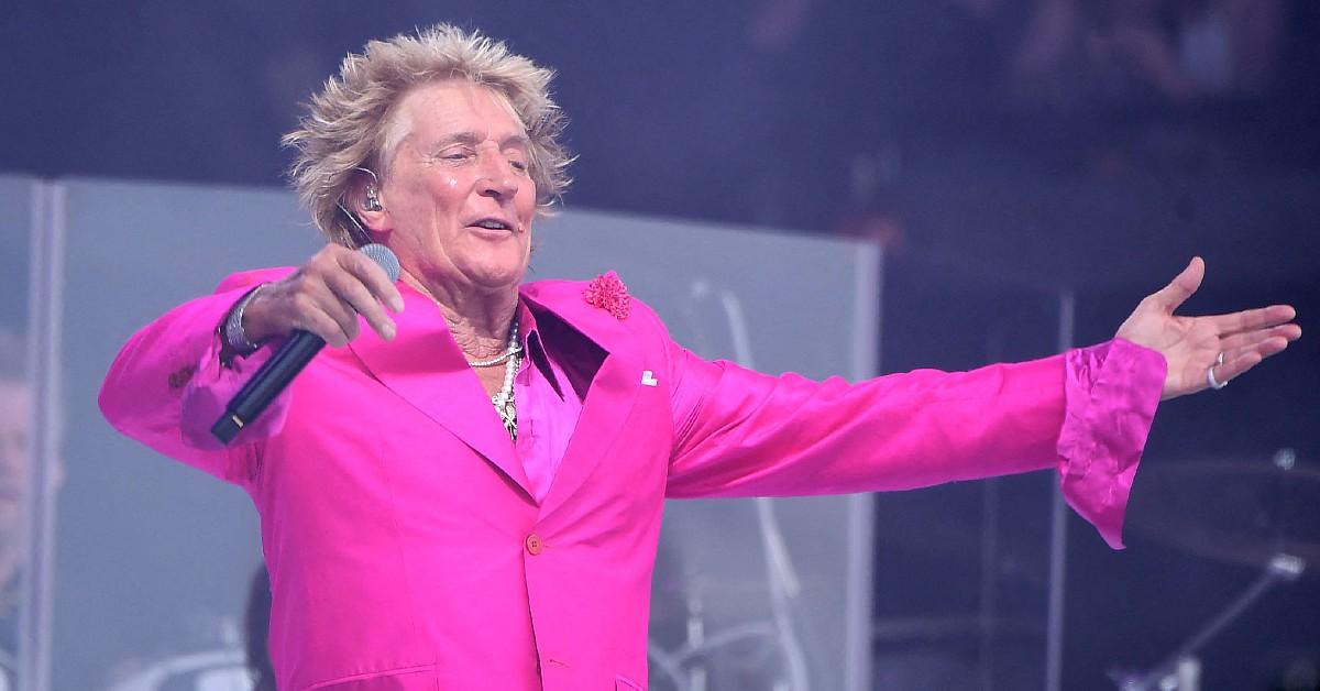 rod-stewart-on-stage-at-glastonbury-including-desperate-voice-box-treatment-and-booze3-1754671868666 Photo of Rod Stewart