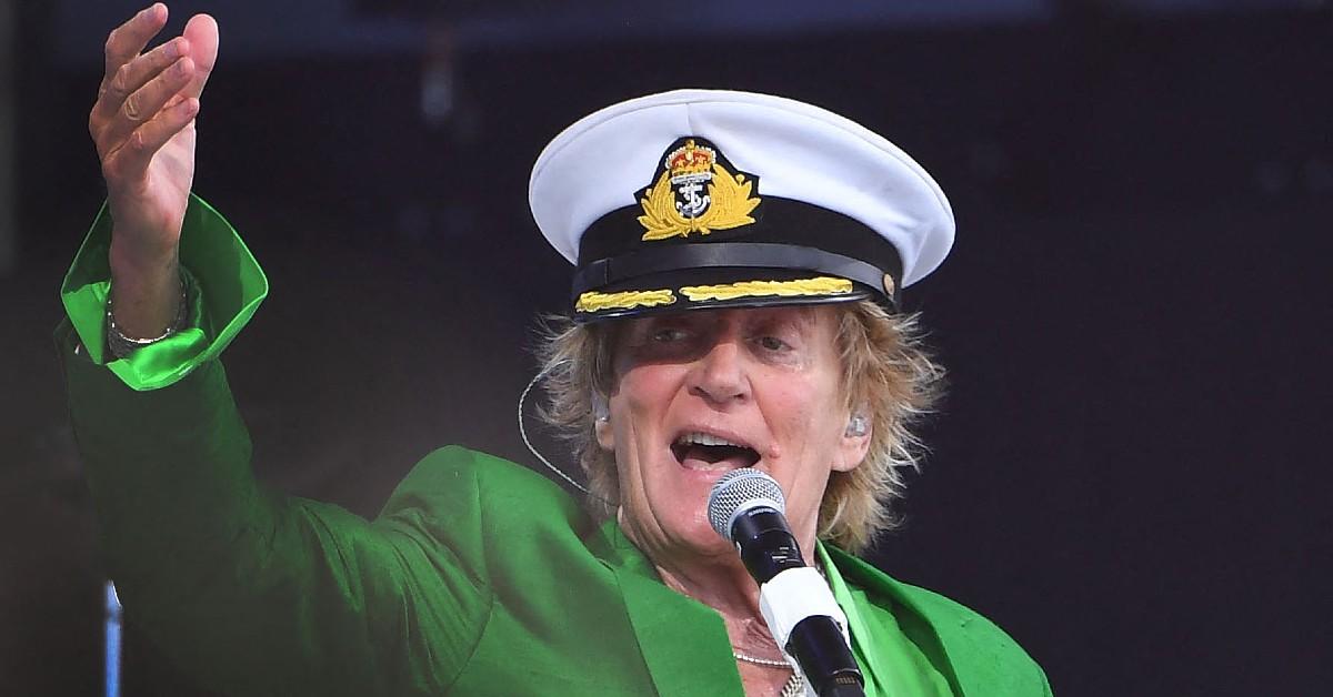 rod-stewart-on-stage-at-glastonbury-including-desperate-voice-box-treatment-and-booze4-1754671861496 Photo of Rod Stewart