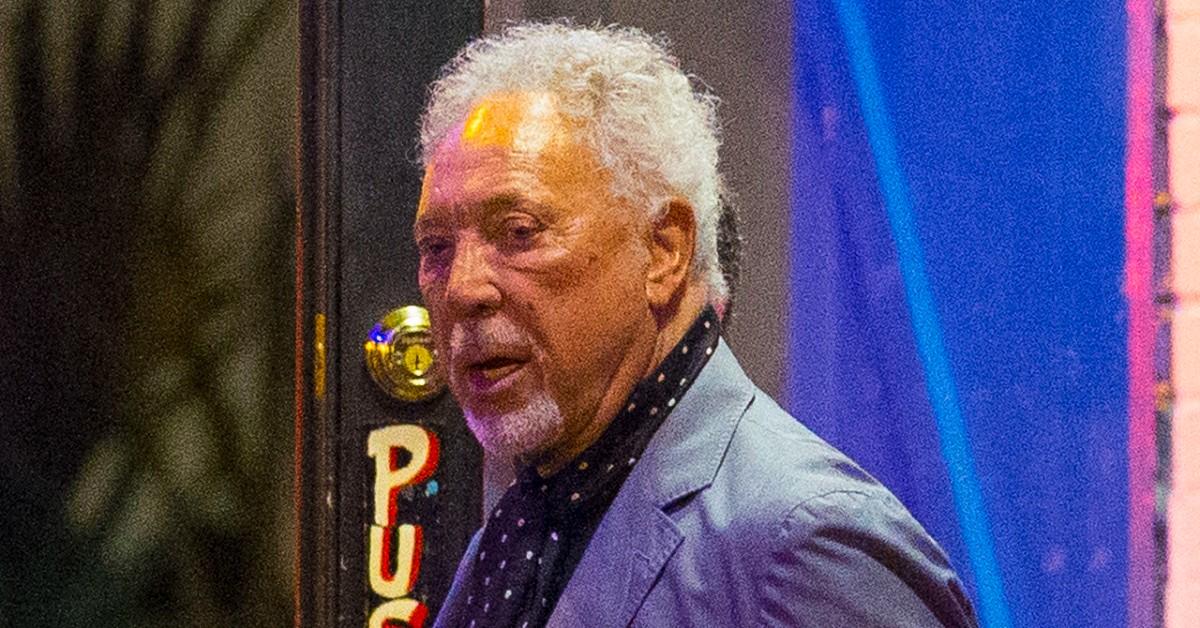 sir-tom-jones-final-regret-his-massive-guilt-over-reclusive-late-wife-3-1761066369548 Photo of Tom Jones