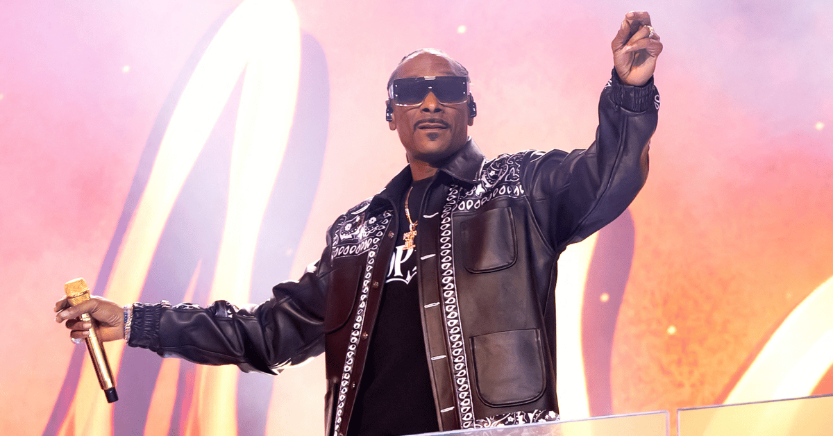 snoop-dogg-daily-smoking-weed-habit-revealed-1-1760990927166 Photo of Snoop Dogg