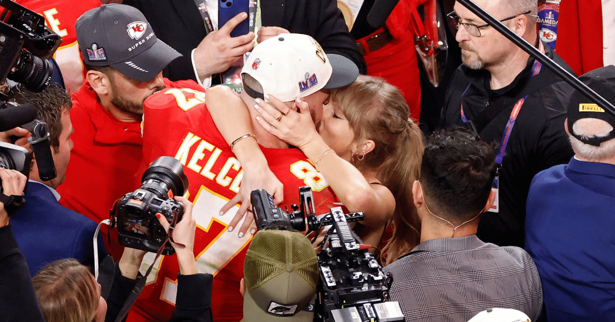 taylor-swift-and-travis-kelce-looking-at-kansas-city-real-estate-together-2-1738181183531 taylor swift and travis kelce looking at kansas city real estate together
