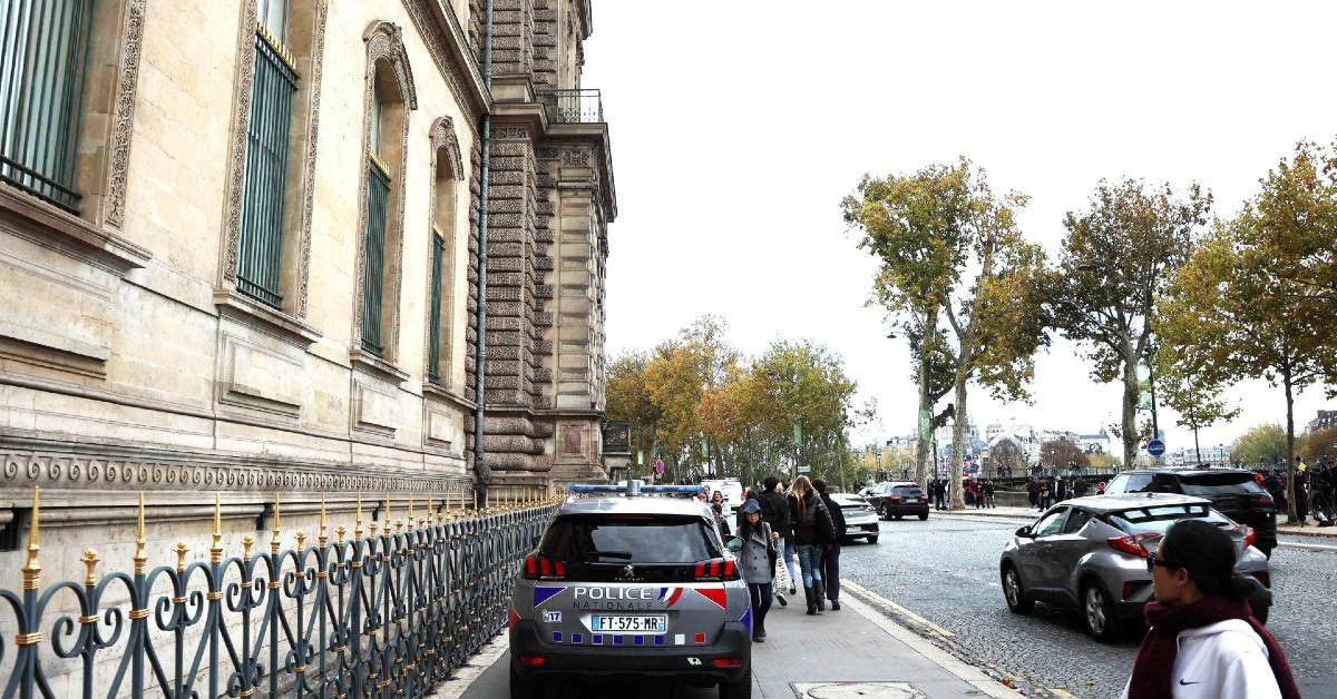 theory-erupts-kim-kardashians-heist-gang-trained-louvre-thieves-after-priceless-jewels-raid1-1761064212165 Photo of The Louvre