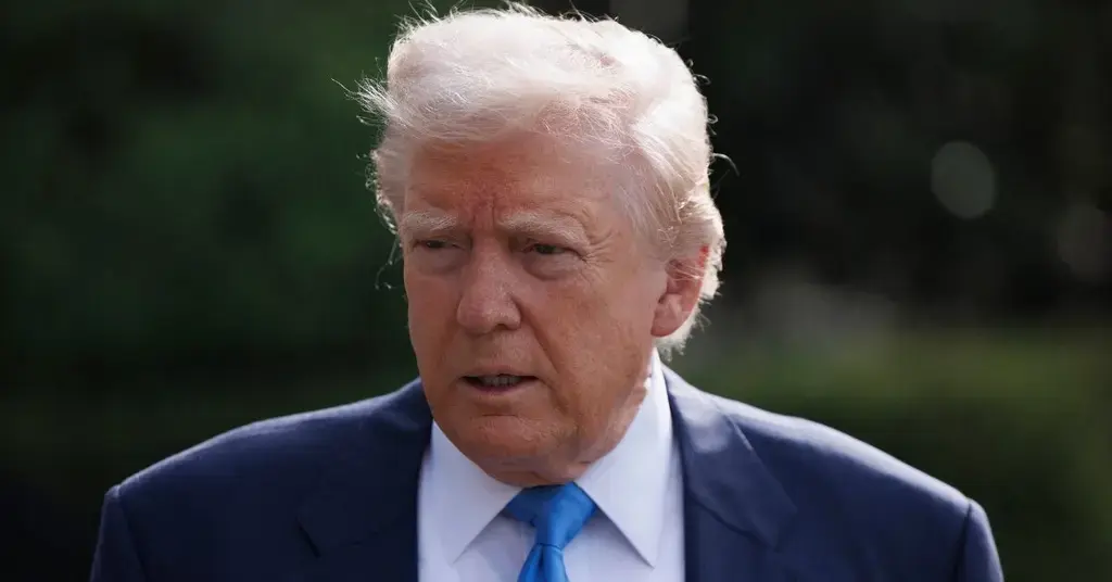 warren-buffett-sounds-alarm-donald-trump-tarrif-plan-final-message-ceo-5-1746306138808-1755447083608 Photo of Donald Trump