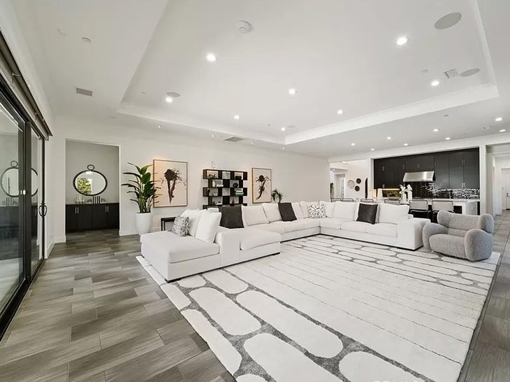 065085aaf7eb44f8aea527ff374bc8e2_md 0731-AShawn-Robinson-lists-califonia-home-primary-3