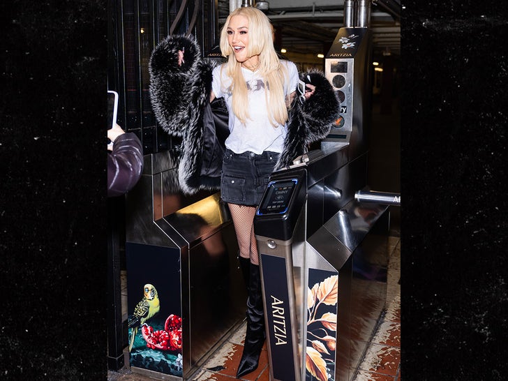 075e2329e7df4e31bbe9aef57ce75ed0_md 1115-Gwen-Stefani-NYC-Subway-SUB