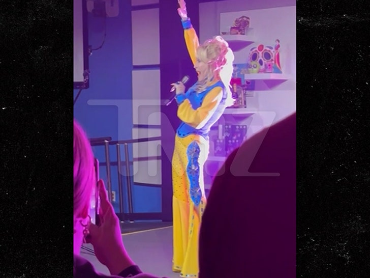 075eeae0d6894a6c8fb555d60058ef70_md 100524-dolly-parton-primary-3