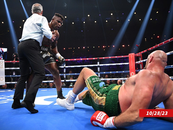 07aacc422b9d43079ce840ba037cfac2_md Francis Ngannou knocks down Tyson Fury